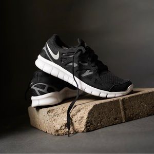 Nike womens dm9057-001 free run sneaker NWB
